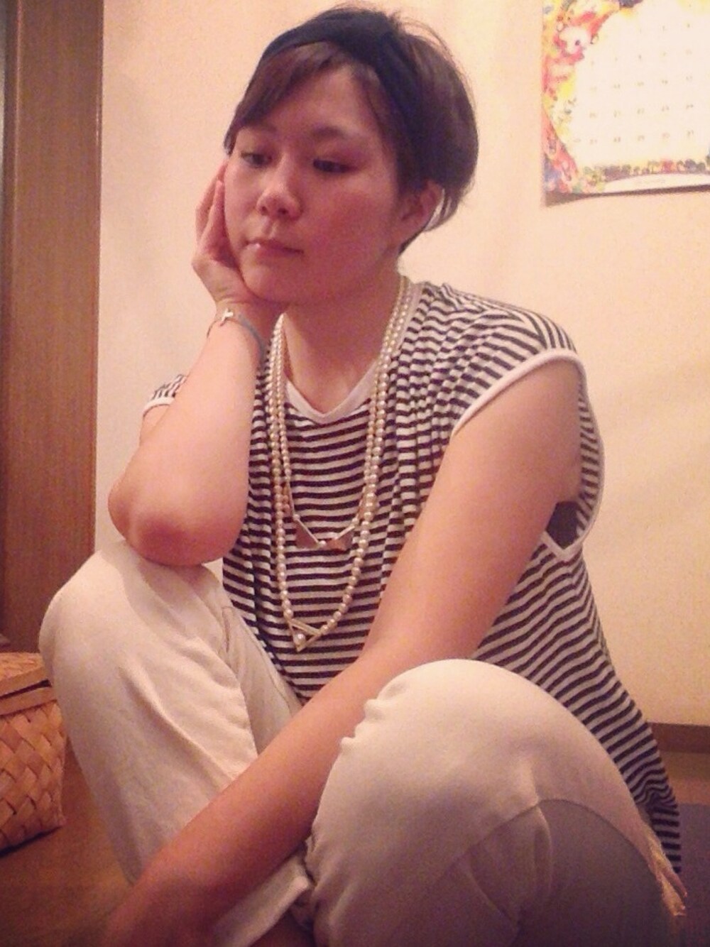 ホワイト系のTシャツ/カットソー、ホワイト系のデニムパンツ、ホワイト系のネックレスを着用したレディースの夏コーディネートの1枚目の写真