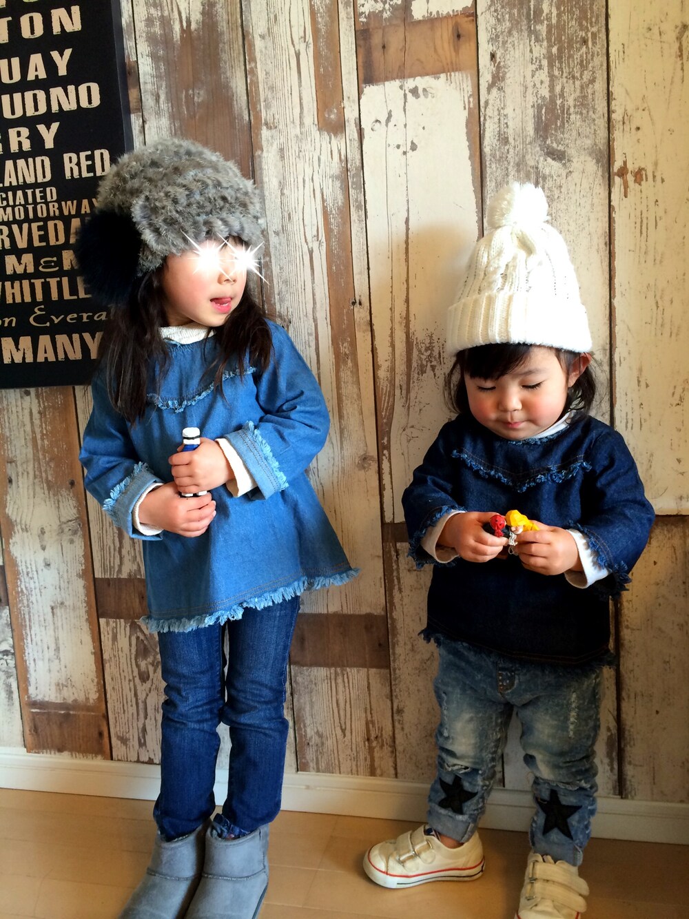 「デニムオンデニム、ニット帽、フリンジ、おそろいコーデ、韓国子供服、ポンポン帽子」｜「petit mainのフリンジ付きデニムプルオーバー（その他トップス、ブルー系）」を使った、enri_koさん（キッズ・100cm）の冬コーディネートの1枚目の写真