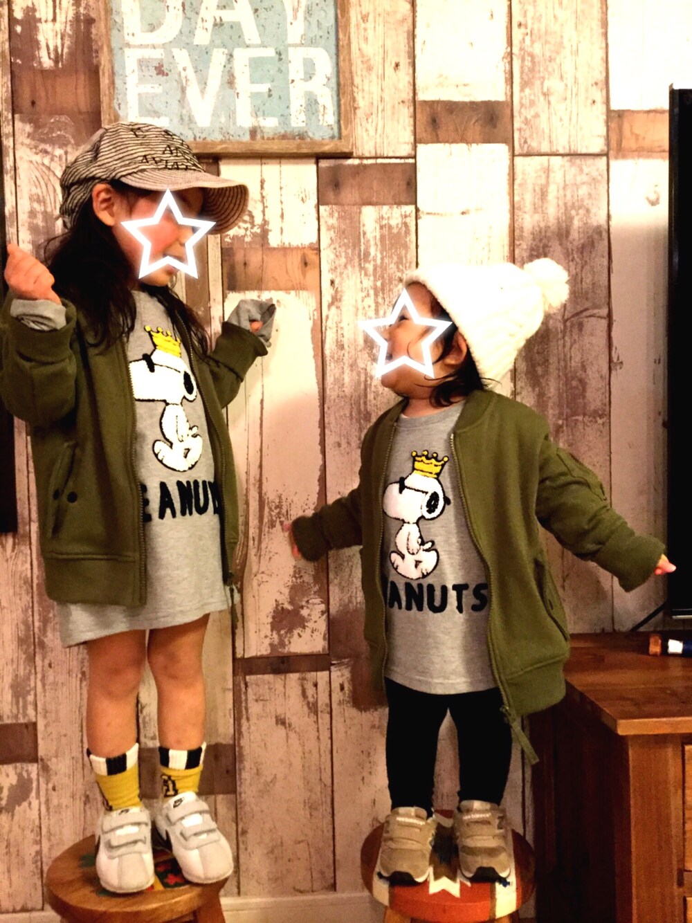 「スヌーピー、MA-1、カーキ、女の子、キッズコーデ、ソックス、スニーカー、キャップ、おそろいコーデ」｜「西松屋のアイテム（帽子、ホワイト系）」を使った、enri_koさん（キッズ・100cm）の冬コーディネートの1枚目の写真