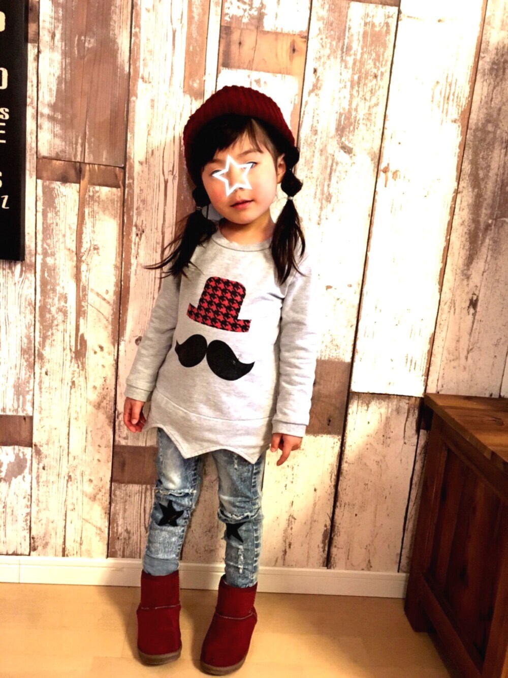 「ヒゲ、韓国ブランド、キッズコーデ、デニム、ニット帽、トレーナー、5歳、スター」｜「韓国子供服のアイテム（トップス、グレー系）」を使った、enri_koさん（キッズ・100cm）の冬コーディネートの1枚目の写真