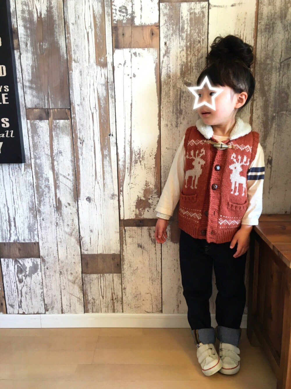 オレンジ系のジャケット/アウター、ブルー系のデニムパンツ、ベージュ系のTシャツ/カットソーを着用したキッズの冬コーディネートの1枚目の写真