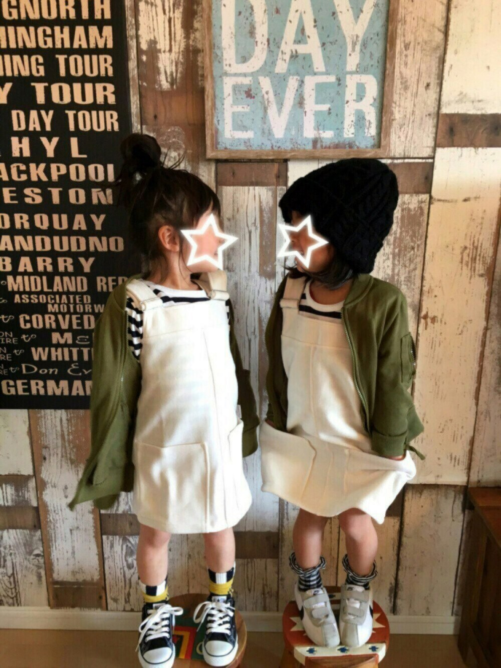 「キッズコーデ、女の子、ふたごコーデ、おそろいコーデ、スニーカー、春コーデ、5歳、ワンピース、MA-1、ドラフトGLR」｜「Right-onの【MPS】カットMA-1（MA-1、グリーン系）」を使った、enri_koさん（キッズ・100cm）の春コーディネートの1枚目の写真