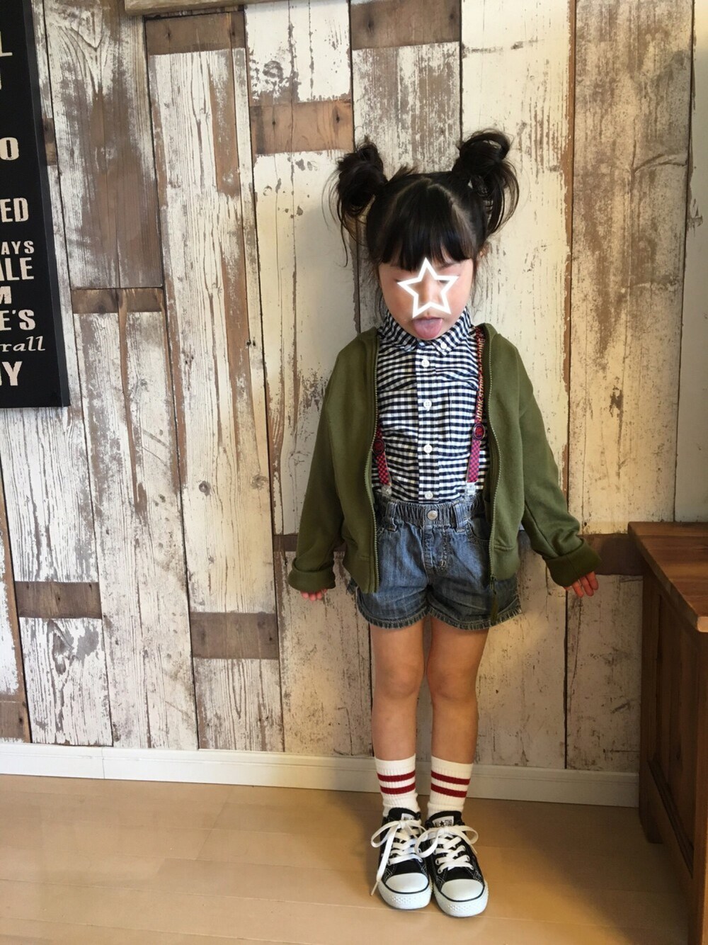 「サスペンダー、MA-1、デニム、kids、春コーデ、おんなのこ、チェックシャツ、キッズコーデ、コンバース」｜「Right-onの【MPS】カットMA-1（MA-1、グリーン系）」を使った、enri_koさん（キッズ・100cm）の春コーディネートの1枚目の写真