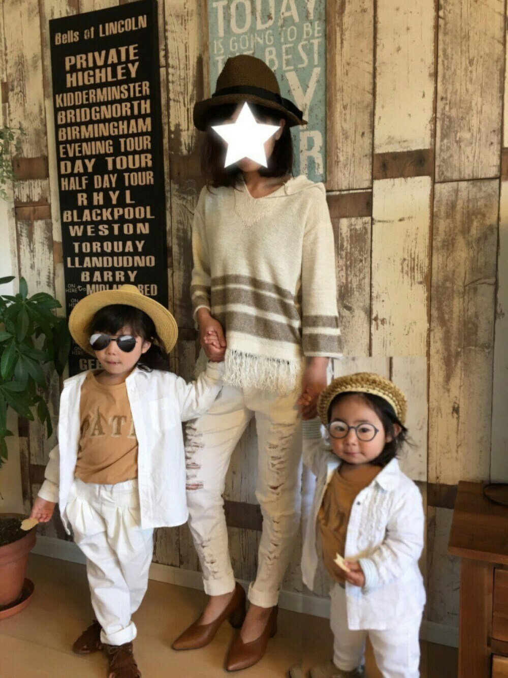 「キッズコーデ、女の子、親子コーデ、おそろいコーデ、春、春コーデ、ダメージデニムパンツ、白 × 白、ツバ広ハット」｜「petit mainのフリンジサンダル（サンダル、ブラック系）」を使った、enri_koさん（キッズ・100cm）の春コーディネートの1枚目の写真