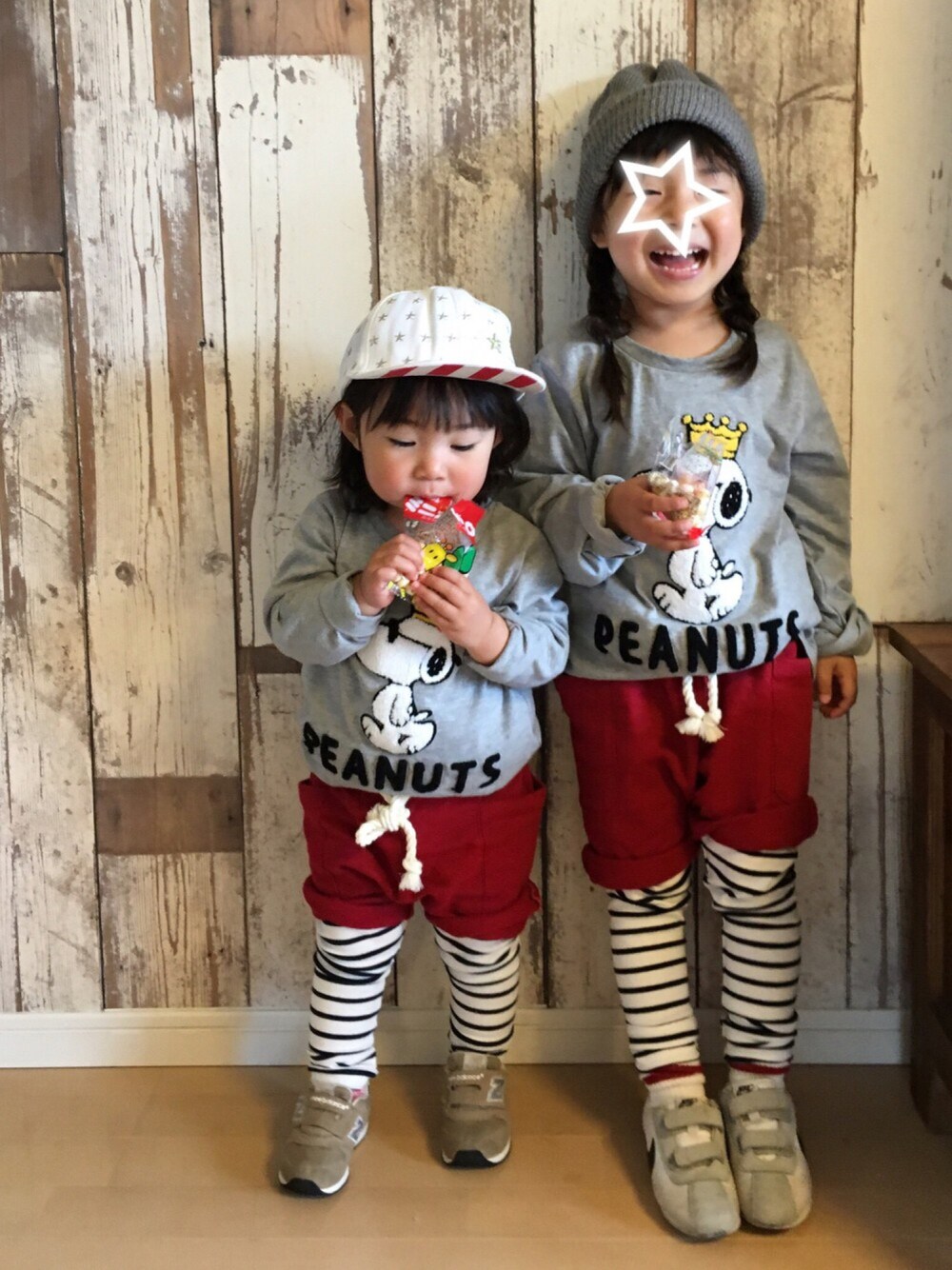 「キッズコーデ、kids、春コーデ、韓国子供服、おそろいコーデ、リンクコーデ、ふたごコーデ、キャップ、スヌーピー、ニューバランス」｜「SNOOPYの【PEANUTS】サガラスヌーピーTシャツ（Tシャツ/カットソー、グレー系）」を使った、enri_koさん（キッズ・100cm）の春コーディネートの1枚目の写真
