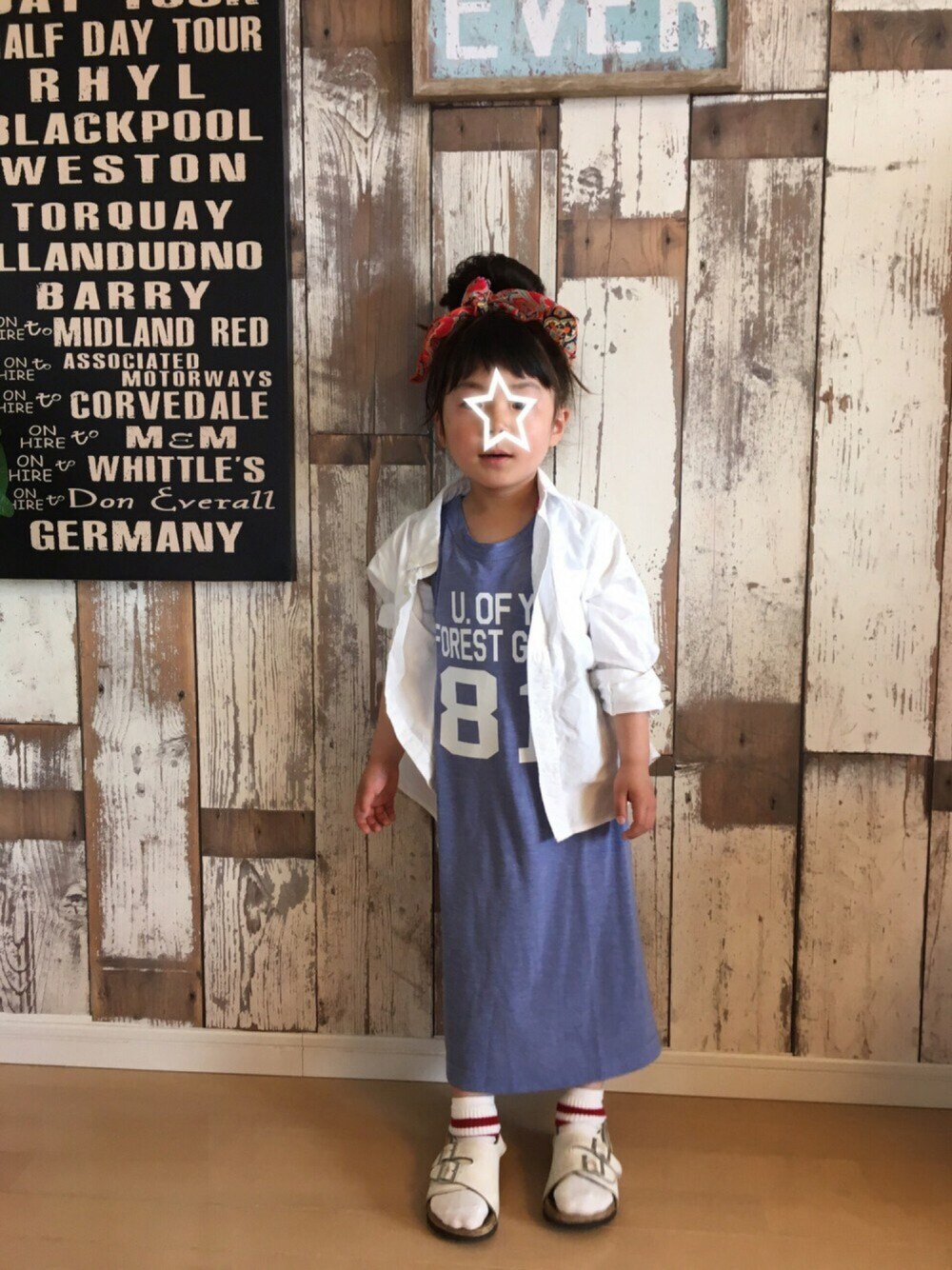 「ワンピース、チャンピオン、ソックス×サンダル、春コーデ、キッズファッション、おんなのこ、5歳、キッズコーデ、ラインソックス、スカーフ」｜「Championの【CHAMPION】【WEB限定】ノースリワンピース キッズ（ワンピース、ブルー系）」を使った、enri_koさん（キッズ・100cm）の春コーディネートの1枚目の写真