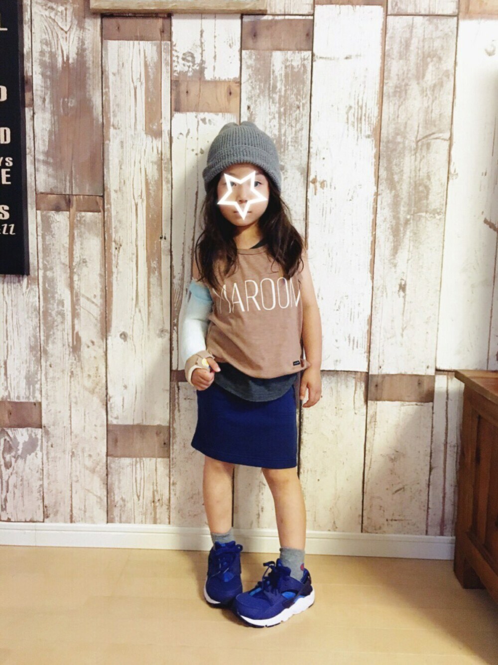 「ドラフトCO、キッズコーデ、シンプル、夏、タンクトップ、FITH、ネイビー、ハラチ、おんなのこ」｜「COMECHATTO&CLOSETのMAROON タンクトップ（タンクトップ、ブラウン系）」を使った、enri_koさん（キッズ・100cm）の夏コーディネートの1枚目の写真