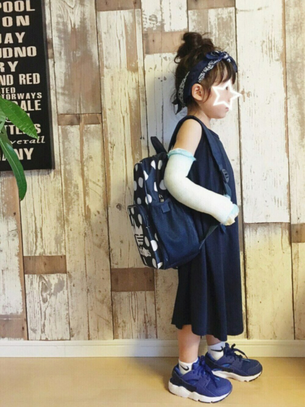 「リンクコーデ、おそろいコーデ、ワンピース、リュック、ハラチ、ナイキソックス、バンダナ、ネイビー」｜「WEGOのWEGO/ペイズリーヘアバンド（ヘアバンド、ブルー系）」を使った、enri_koさん（キッズ・100cm）の夏コーディネートの1枚目の写真