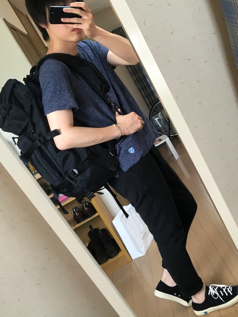 ブルー系のTシャツ/カットソー、ブラック系のその他パンツ、ブラック系のスニーカーを着用したメンズの夏コーディネートの1枚目の写真