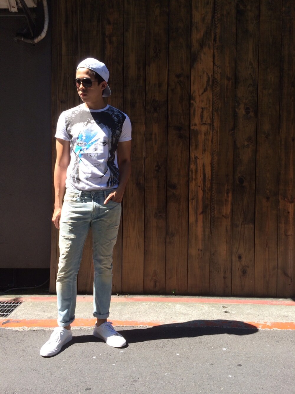 「KENZO、NEW ERA、MENS、plain-me、streetfashion、men's fashion、streetstyle」｜「KENZOの棒球帽（キャップ、ホワイト系）」を使った、Davidさん（メンズ・177cm）の夏コーディネートの1枚目の写真