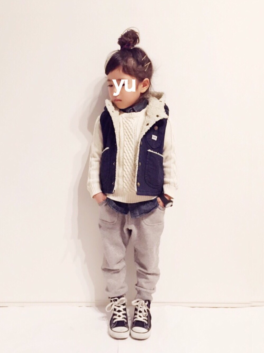 「kids、キッズコーデ、カジュアル、シンプル、スウェット、ケーブルニット、女の子」｜「petit mainのケーブルニット（ニット/セーター、ホワイト系）」を使った、yuuunaさん（キッズ・100cm）の冬コーディネートの1枚目の写真