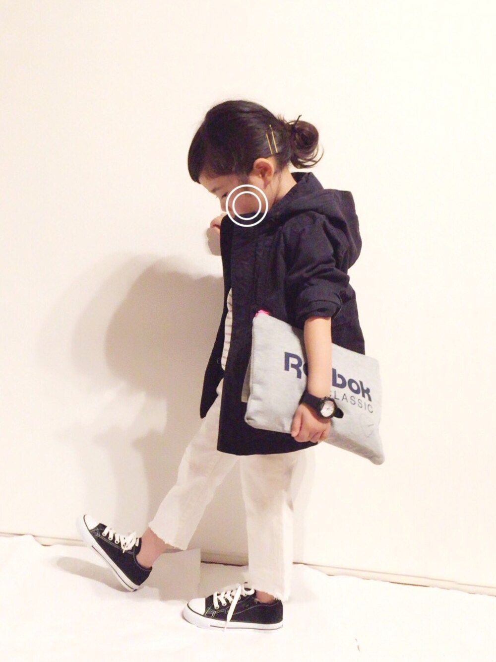 「kids、キッズファッション、キッズコーデ、シンプル、女の子、スニーカー、マウンテンパーカー、モッズコート、切りっぱなしデニム、カジュアルコーデ」｜「KOREAのアイテム（Tシャツ/カットソー、ホワイト系）」を使った、yuuunaさん（キッズ・100cm）の春コーディネートの1枚目の写真