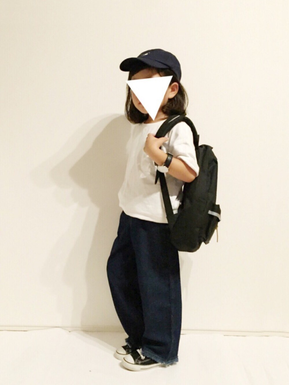 「kids、キッズコーデ、カジュアル、シンプル、Tシャツ、おんなのこ、スニーカー、バギーパンツ、切りっぱなし、ワイドデニム」｜「petit mainのデニムバギーパンツ（デニムパンツ、ブルー系）」を使った、yuuunaさん（キッズ・100cm）の夏コーディネートの1枚目の写真