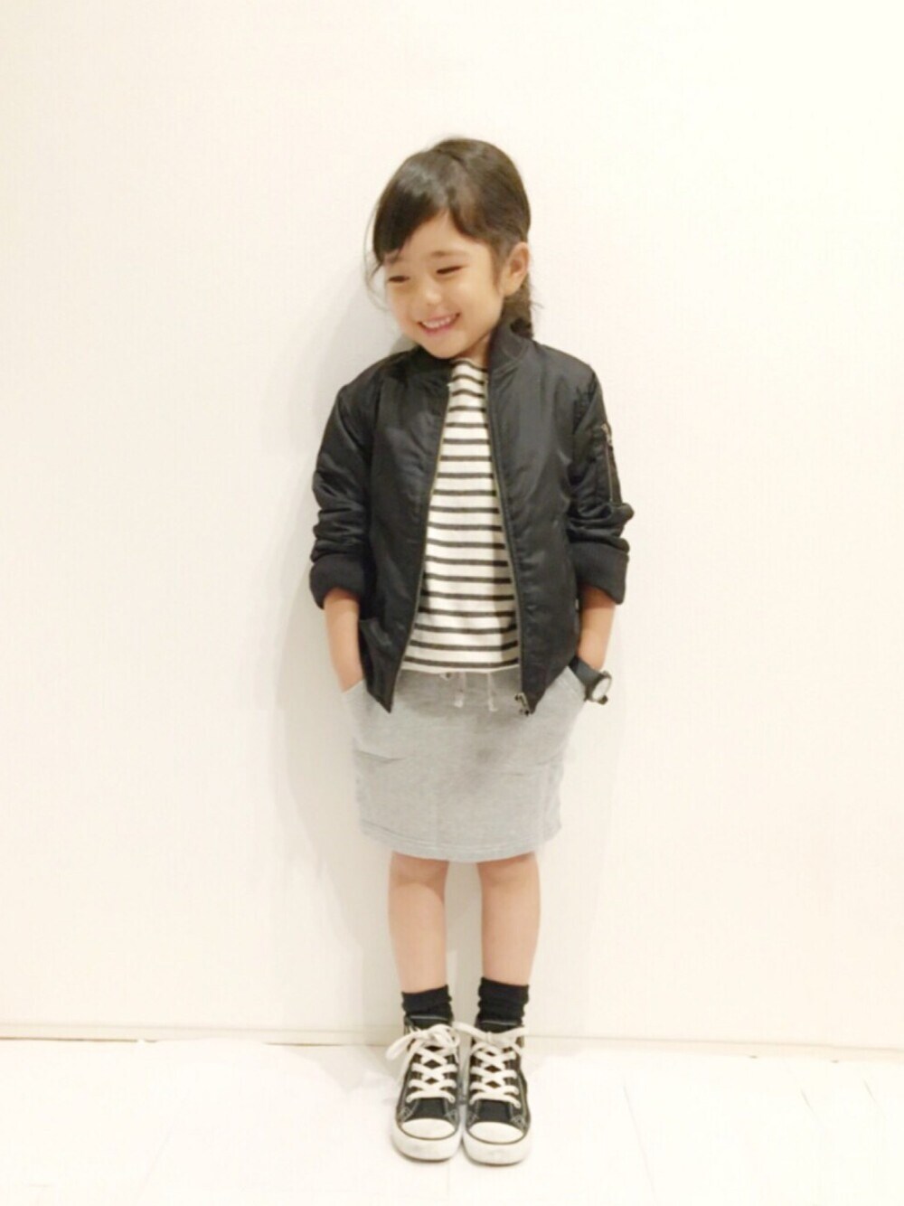 「kids、秋コーデ、シンプル、カジュアル、女の子、プティマイン、MA-1、ボーダー、スニーカー」｜「petit mainのMA-1ブルゾン（MA-1、ブラック系）」を使った、yuuunaさん（キッズ・100cm）の秋コーディネートの1枚目の写真