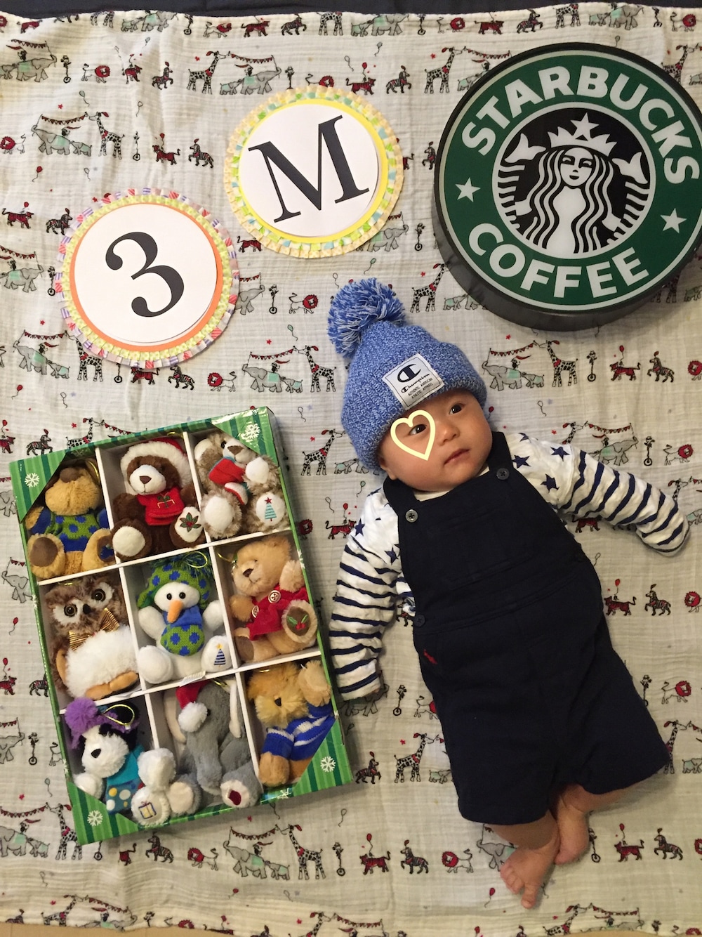 「RAMU、3ヶ月、男の子、お気に入り、スタバ、ぬいぐるみ、おくるみ、ひよこクラブコーデコンテスト、サロペットコーデ」｜「Championのアイテム（ニットキャップ/ビーニー、ブルー系）」を使った、RAMUmt.さん（キッズ・80cm）の冬コーディネートの1枚目の写真