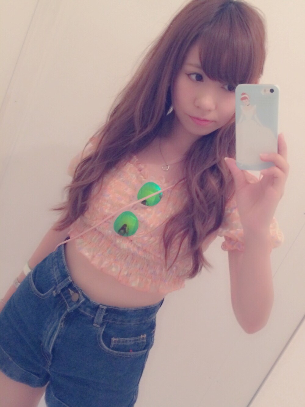 「夏、American Apparel、サングラス、フェススタイル、オフショル、スナイデル、ヘソだし、シャーリング、海スタイル」｜「SNIDELのアイテム（その他トップス、オレンジ系）」を使った、tomomi ➹さん（レディース・150cm）の夏コーディネートの1枚目の写真
