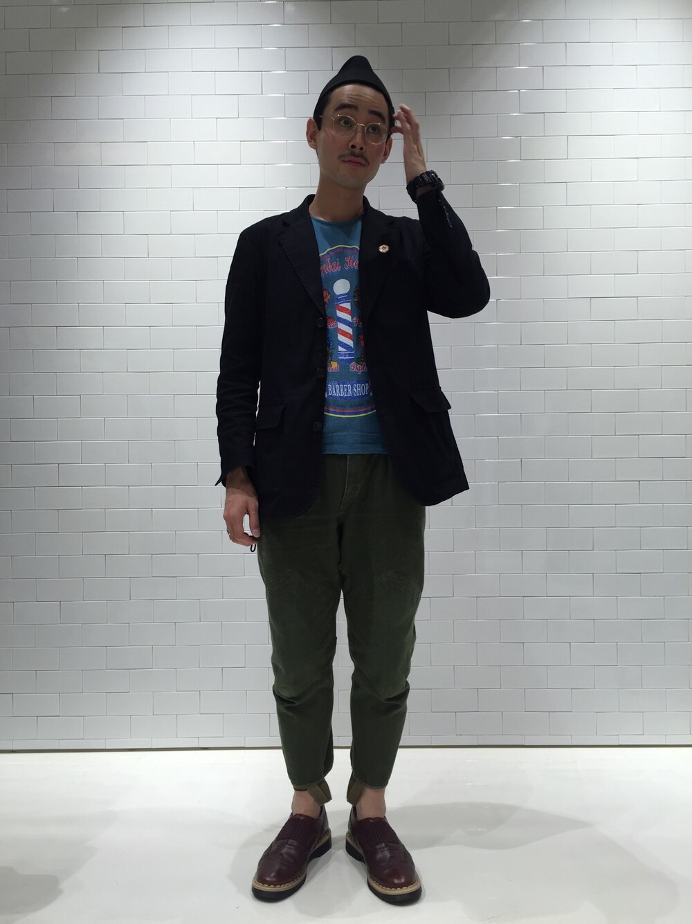 ブルー系のニット/セーター、グリーン系のカーゴパンツ、レッド系のドレスシューズを着用したメンズの秋コーディネートの1枚目の写真