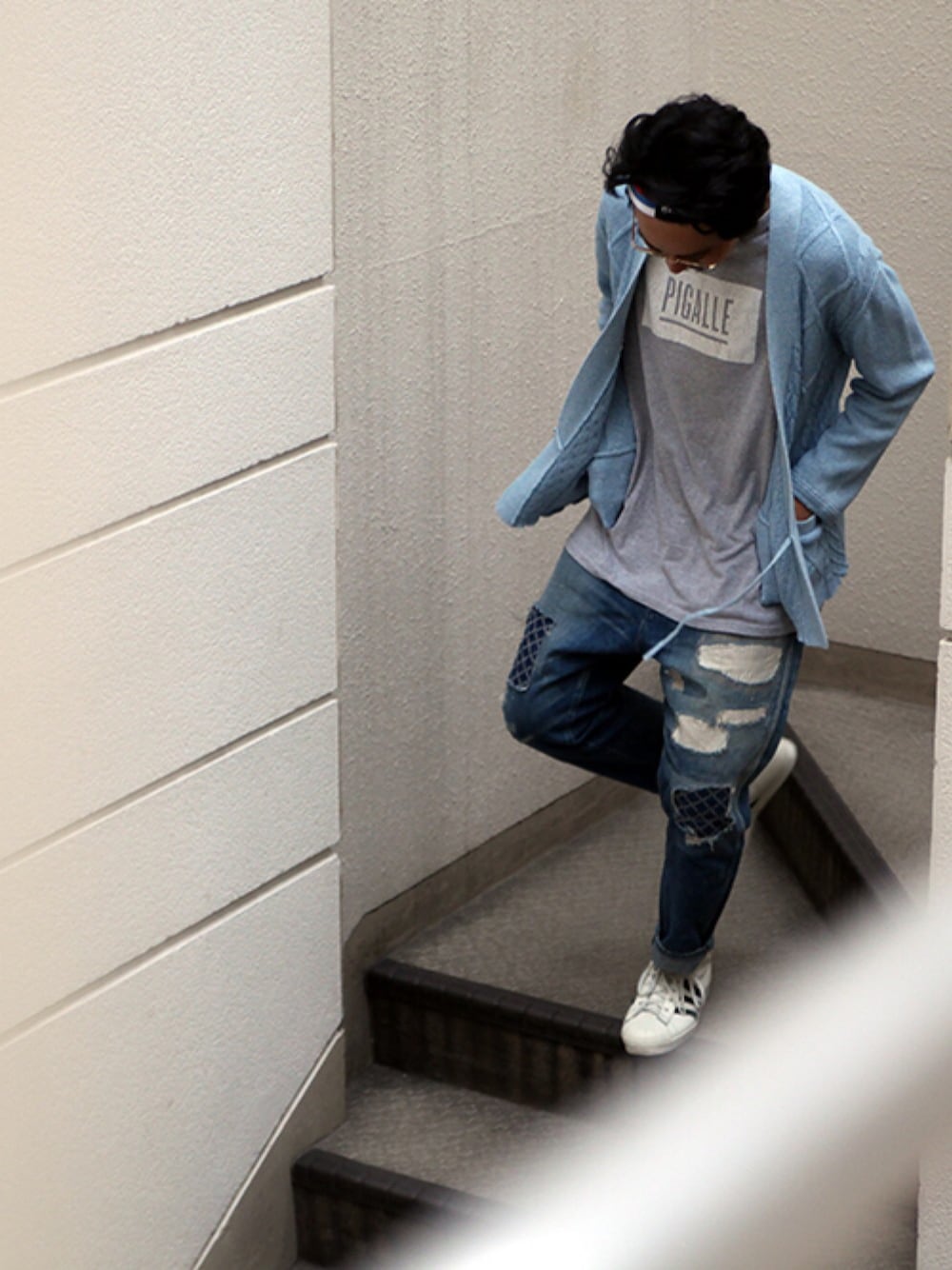 ブルー系のニット/セーター、グレー系のTシャツ/カットソー、ホワイト系のスニーカーを着用したメンズの春コーディネートの1枚目の写真