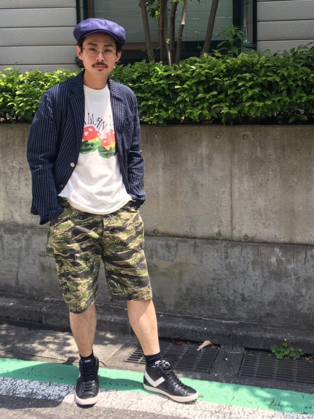 ブルー系のテーラードジャケット、ホワイト系のTシャツ/カットソー、グリーン系のカーゴパンツを着用したメンズの春コーディネートの1枚目の写真