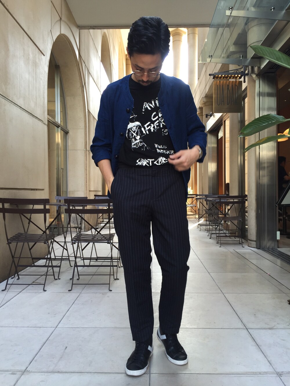 ブラック系のTシャツ/カットソー、ブルー系のその他アウターを着用したメンズの春コーディネートの1枚目の写真