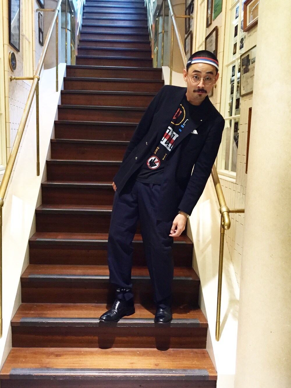 ブルー系のセットアップ、ブルー系のスーツパンツ、ブルー系のヘアバンドを着用したメンズの夏コーディネートの1枚目の写真