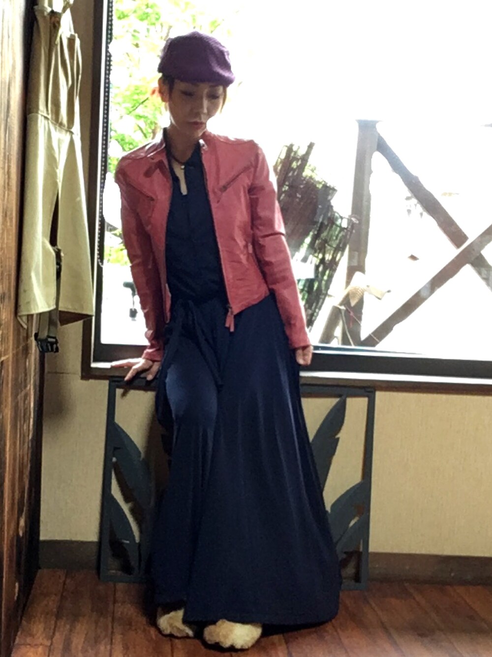 ブルー系のワンピース、ベージュ系のその他シューズ、ピンク系のライダースジャケットを着用したレディースの秋コーディネートの1枚目の写真