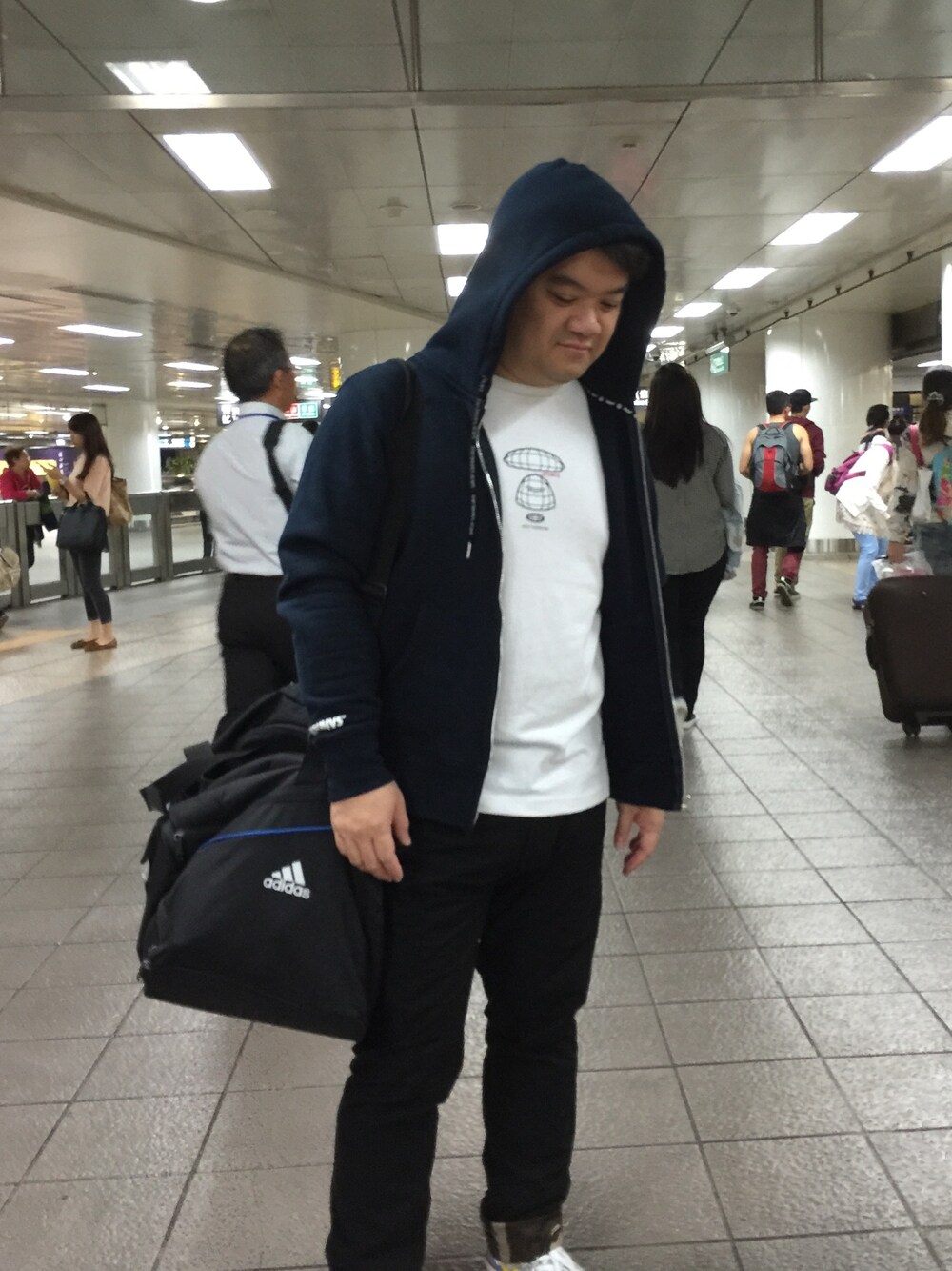 「AAPE BY A BATHING APEのアイテム（モッズコート、ブルー系）」を使った、葉俊宏さん（メンズ・168cm）の冬コーディネートの1枚目の写真