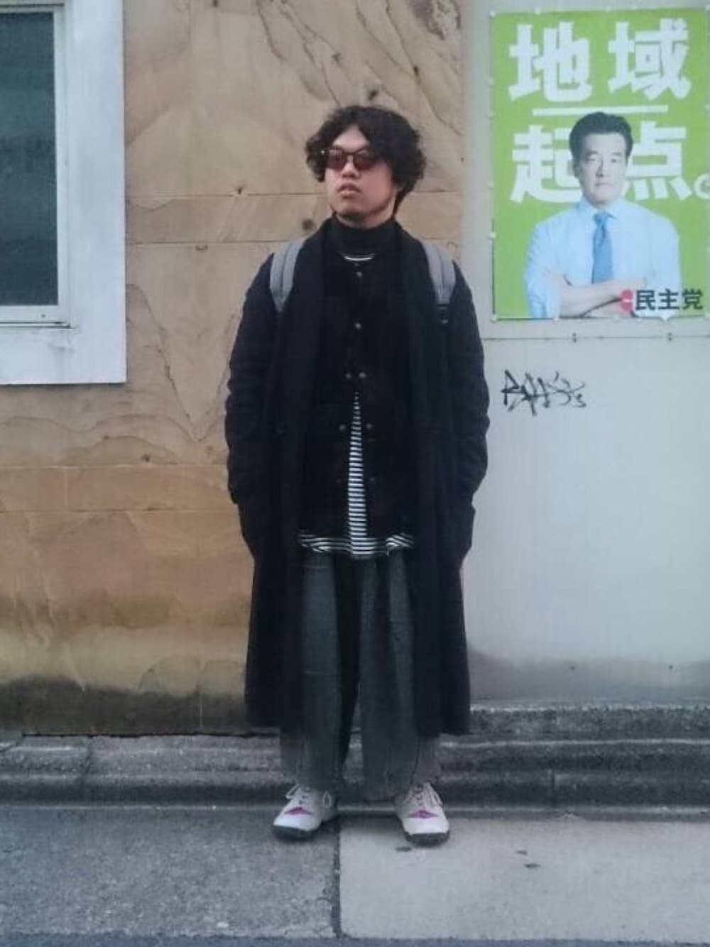 「bukht、URU、UNUSED、NEEDLES、nike acg、白山眼鏡、白山眼鏡店」｜「URUのアイテム（チェスターコート、ブルー系）」を使った、加藤 太朗さん（メンズ・164cm）の春コーディネートの1枚目の写真