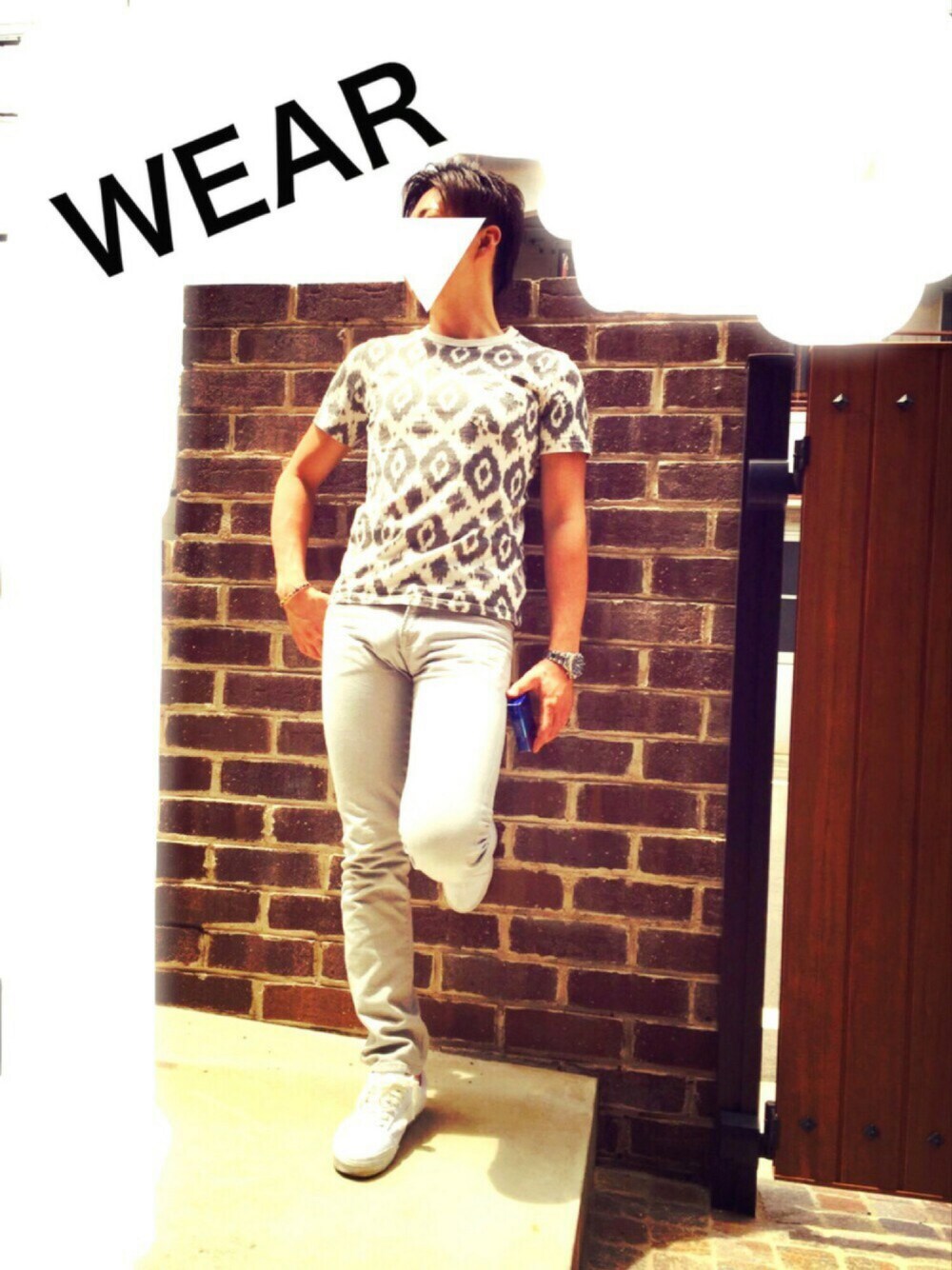 ホワイト系のTシャツ/カットソー、ホワイト系のスニーカー、グレー系のその他パンツを着用したメンズの春コーディネートの1枚目の写真