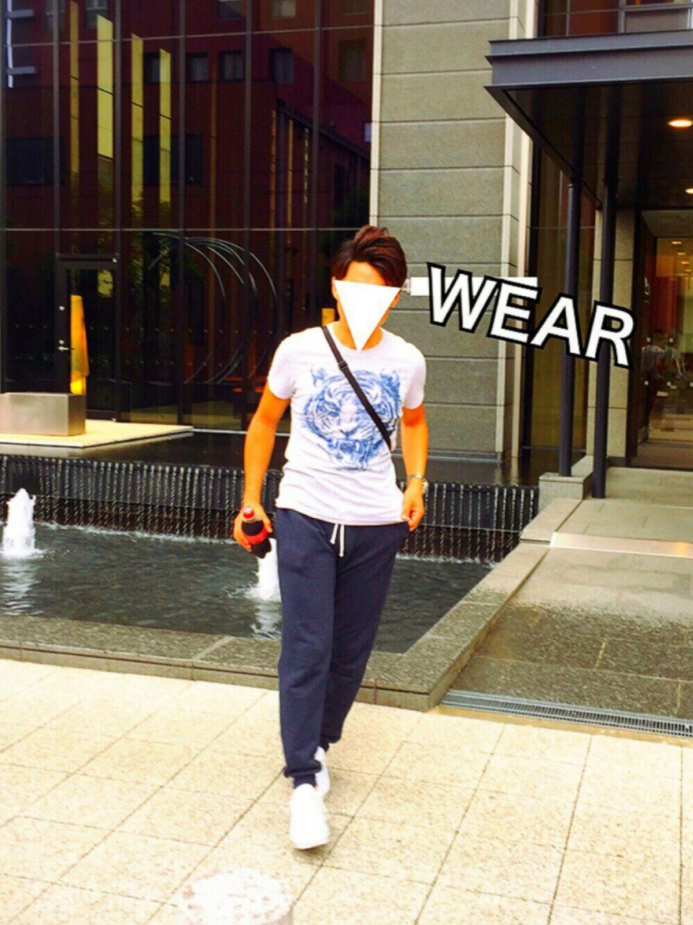 ホワイト系のTシャツ/カットソー、ブルー系のその他パンツ、ホワイト系のスニーカーを着用したメンズの夏コーディネートの1枚目の写真