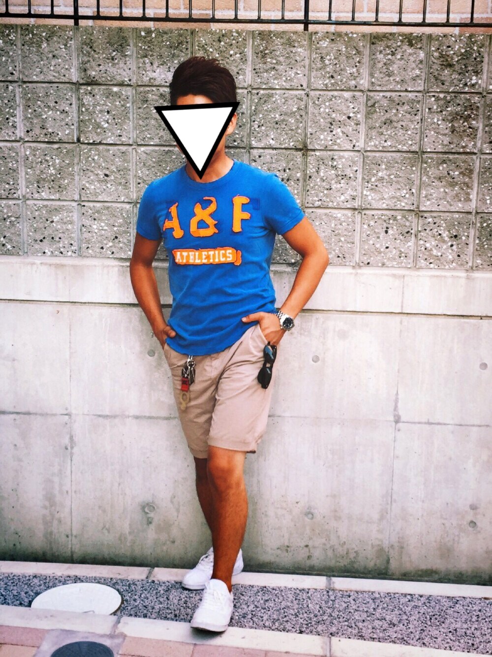 ブルー系のTシャツ/カットソー、ベージュ系のその他パンツ、ホワイト系のスニーカーを着用したメンズの夏コーディネートの1枚目の写真