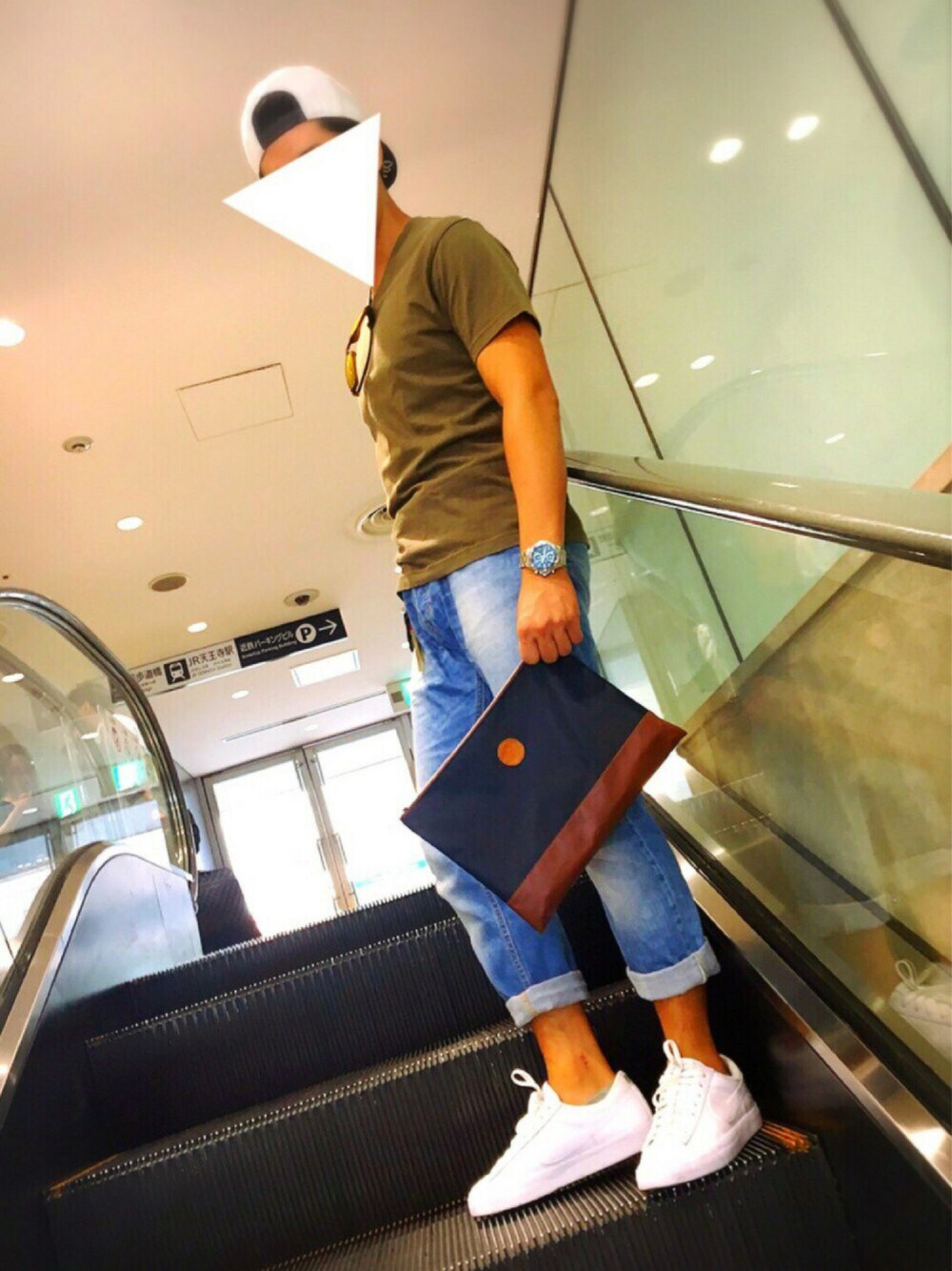 グリーン系のTシャツ/カットソー、ブルー系のデニムパンツ、ホワイト系のスニーカーを着用したメンズの夏コーディネートの1枚目の写真