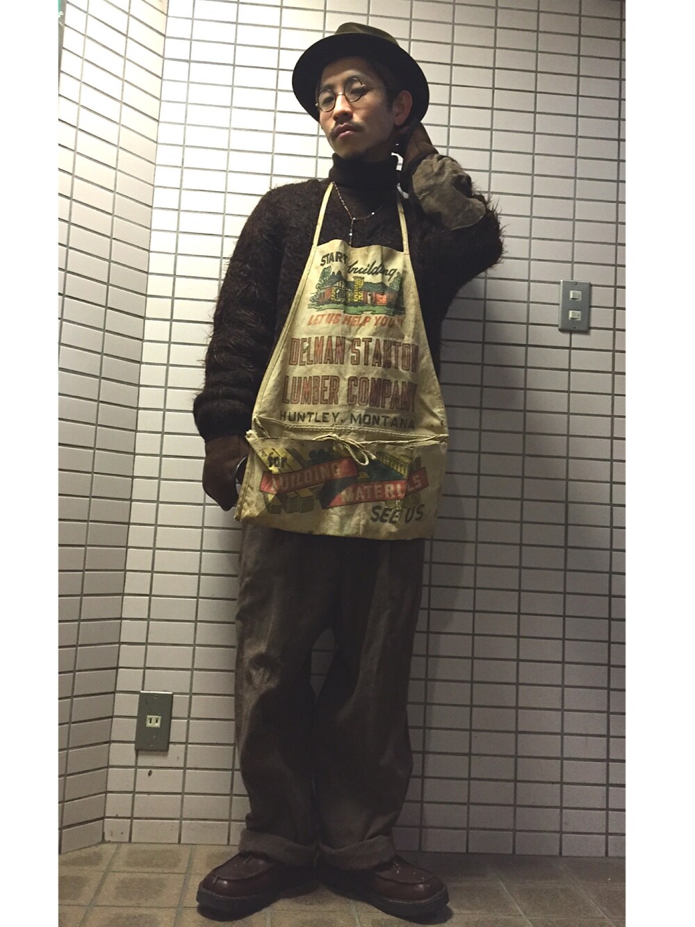 「古着、タートルネック、ブルックスブラザーズ、モヘアニット、ペンドルトン、ハット、茶系、エプロン、ダーティー、丸メガネ」｜「BROOKS BROTHERSのアイテム（ニット/セーター、ブラウン系）」を使った、kuroさん（メンズ・163cm）の冬コーディネートの1枚目の写真