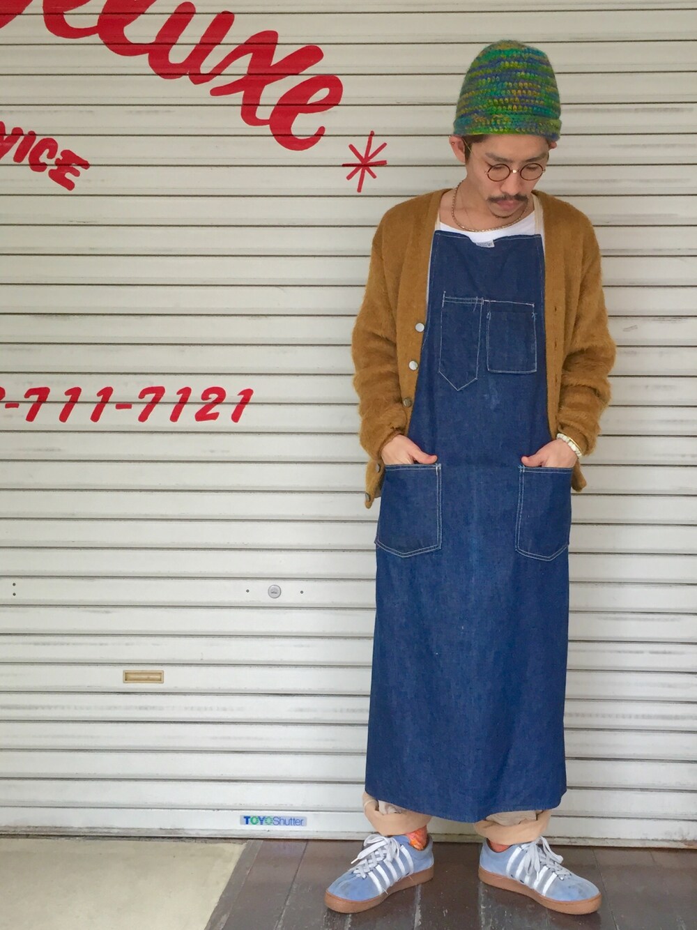「古着、vintage、デニム、カーディガン、carhartt、スニーカー、丸メガネ、ニット帽、エプロン」｜「60's サーマルのアイテム（その他アンダーウェア/インナー、ホワイト系）」を使った、kuroさん（メンズ・163cm）の冬コーディネートの1枚目の写真