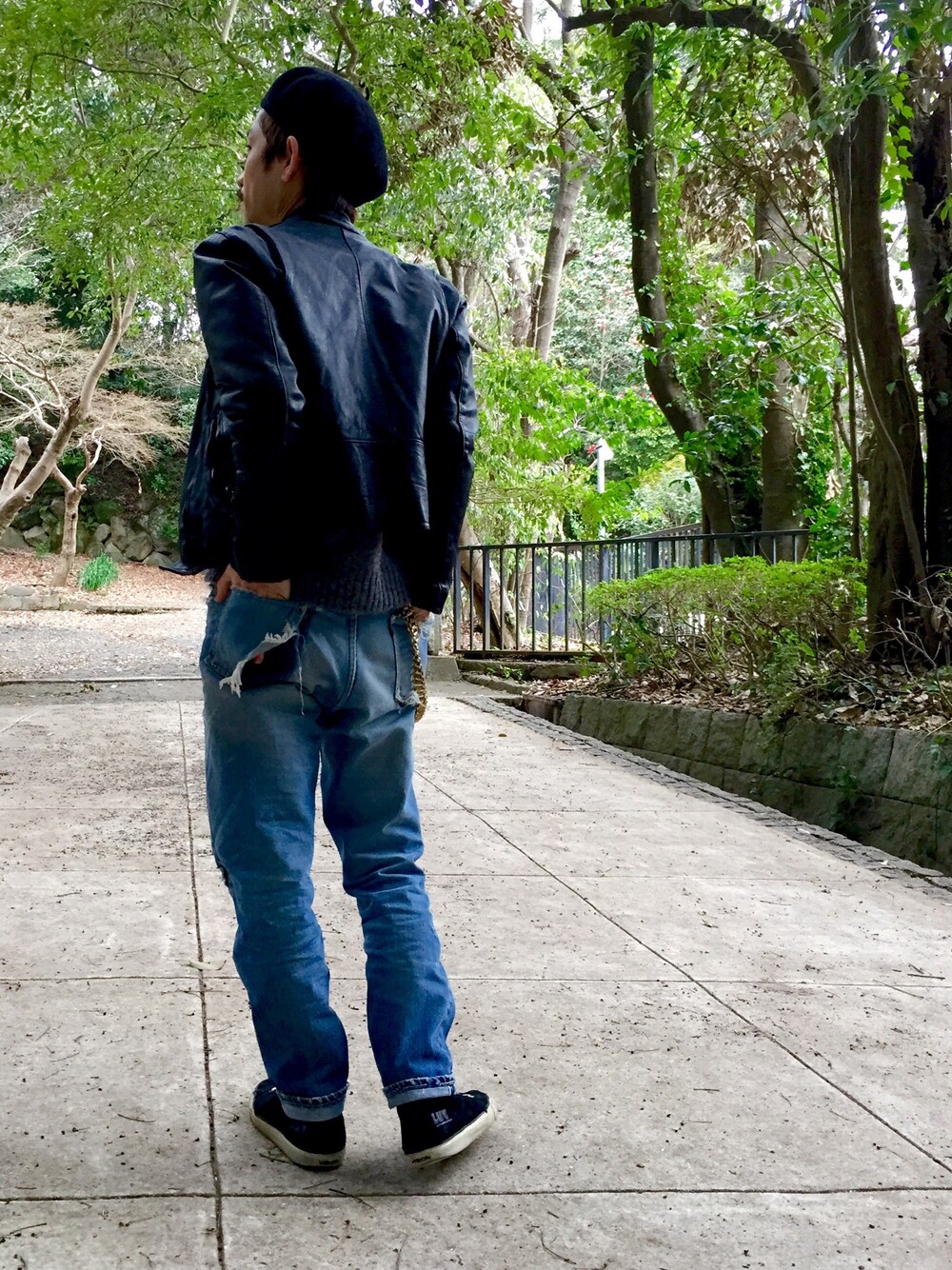 「古着、ライダース、黒、Levi's、クラッシュデニム、インディゴ、VISIONSTREETWEAR、ベレー帽」｜「Harley-Davidsonのアイテム（ライダースジャケット、ブラック系）」を使った、kuroさん（メンズ・163cm）の春コーディネートの1枚目の写真