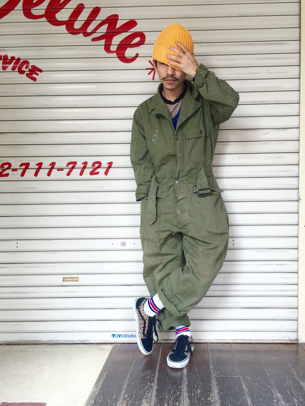 「古着、ニットキャップ、つなぎ、オールインワン、ビッグシルエット、ラインソックス、VANS、ボーダー」｜「50'sのアイテム（つなぎ/オールインワン、グリーン系）」を使った、kuroさん（メンズ・163cm）の春コーディネートの1枚目の写真