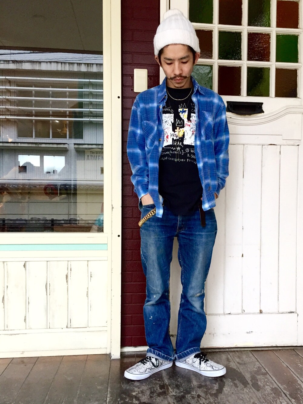 「古着、デニム、柄シャツ、VANS、スネーク柄、バスキア、basquiat、ホワイト、ニット帽、Levi's」｜「BASQUIATのアイテム（Tシャツ/カットソー、ブラック系）」を使った、kuroさん（メンズ・163cm）の春コーディネートの1枚目の写真