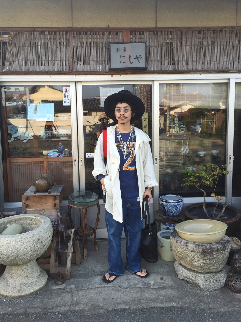 「美容師、古着、ビッグシルエット、ハット、サンダル、丸メガネ、デニム、白」｜「VINTAGEのアイテム（Tシャツ/カットソー、ブルー系）」を使った、kuroさん（メンズ・163cm）の夏コーディネートの1枚目の写真