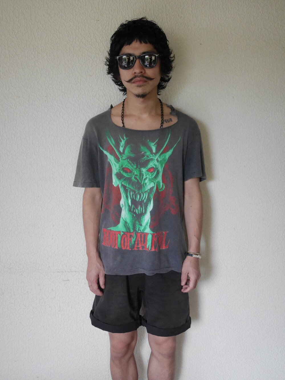 「美容師、古着、短パン、黒、バンドT」｜「VINTAGEのアイテム（Tシャツ/カットソー、ブラック系）」を使った、kuroさん（メンズ・163cm）の夏コーディネートの1枚目の写真