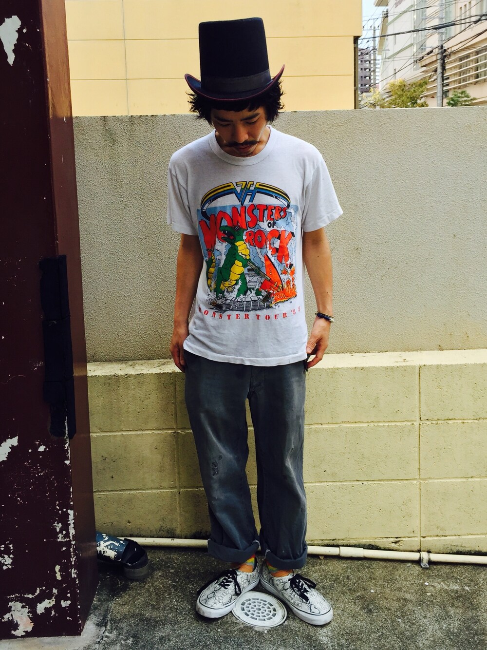 「美容師、VANS、バンズ、バンドT、シルクハット、ハット、ワークパンツ、スニーカー」｜「VINTAGEのアイテム（Tシャツ/カットソー、ホワイト系）」を使った、kuroさん（メンズ・163cm）の夏コーディネートの1枚目の写真