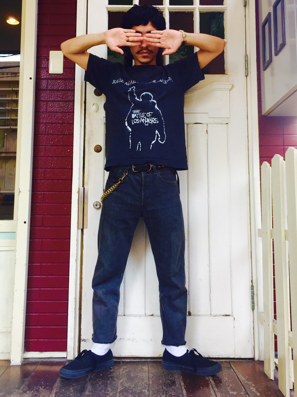 「美容師、デニムパンツ、バンドT、白ソックス、VANS、ブラックコーデ、夏、シンプル、シンプルコーデ、Tシャツ」｜「Levi'sのアイテム（デニムパンツ、ブラック系）」を使った、kuroさん（メンズ・163cm）の夏コーディネートの1枚目の写真