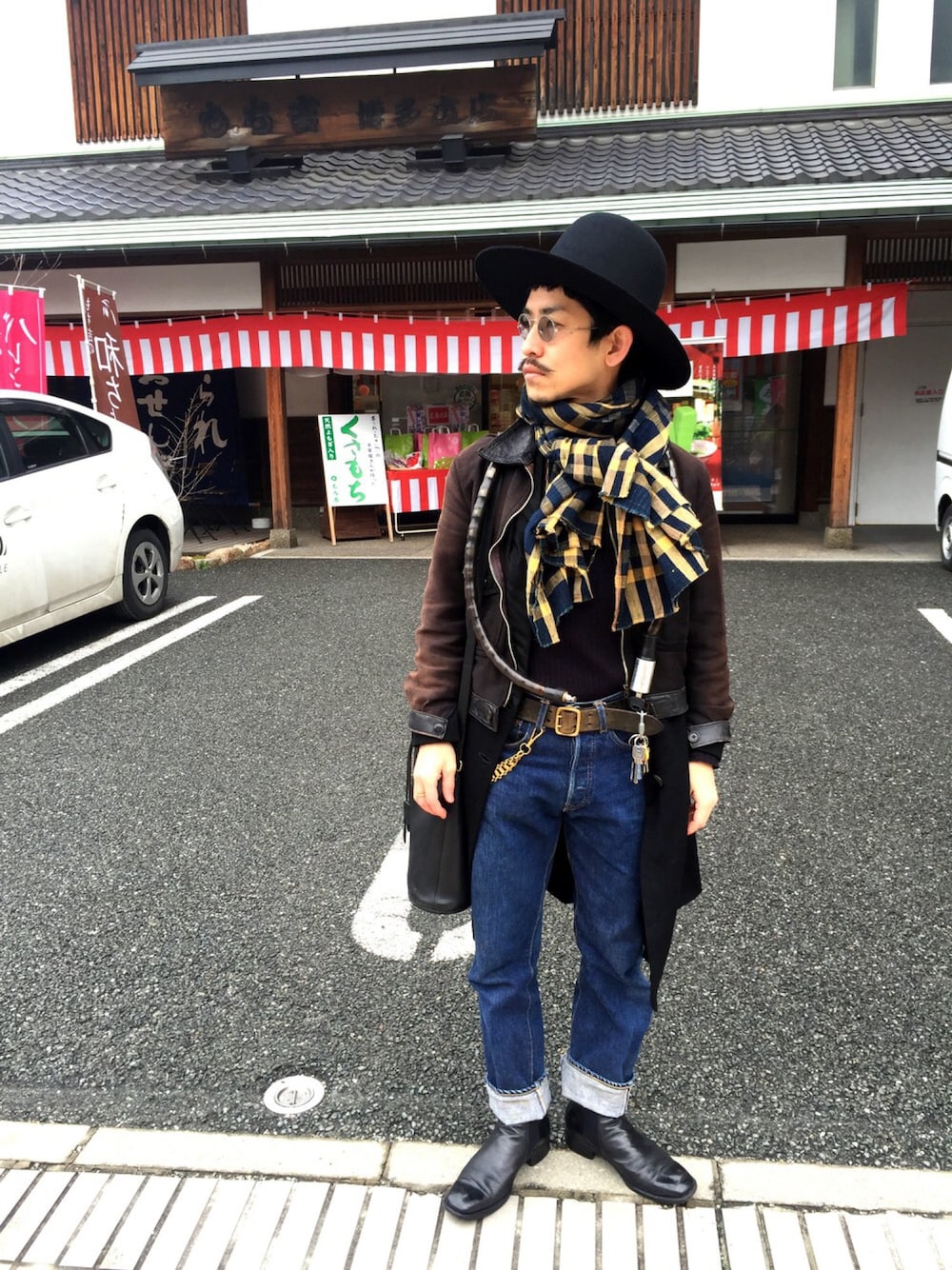 「黒、シンプル、冬、革靴、キレイめ、ハット、美容師、サングラス」｜「VINTAGEのアイテム（ブルゾン、ブラック系）」を使った、kuroさん（メンズ・163cm）の冬コーディネートの1枚目の写真