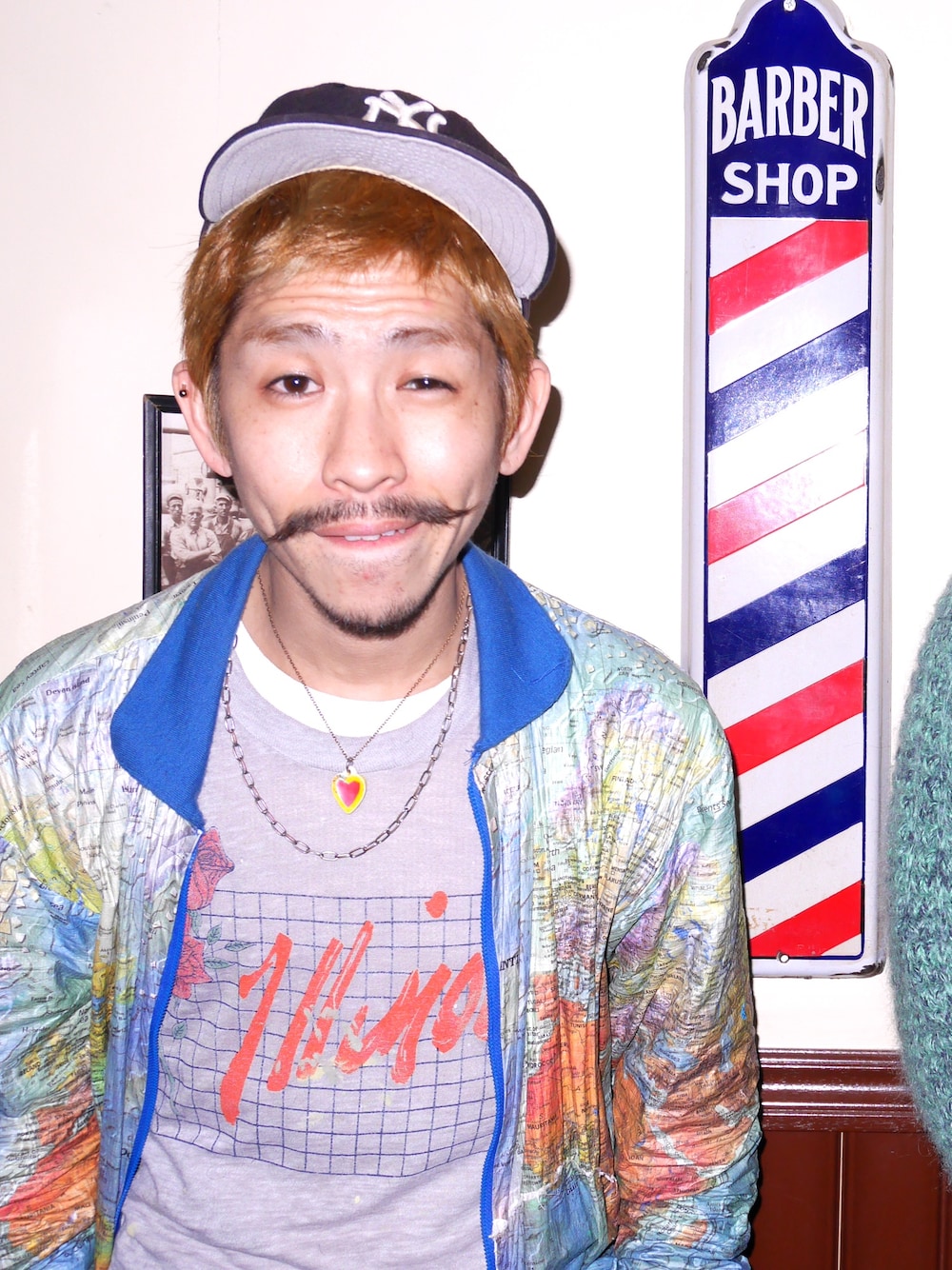 「ペーパージャケット、美容師、キャップ、ニューエラ、NEW ERA、ネックレス、Tシャツ、髭」｜「VINTAGEのアイテム（ブルゾン、その他）」を使った、kuroさん（メンズ・163cm）の春コーディネートの1枚目の写真