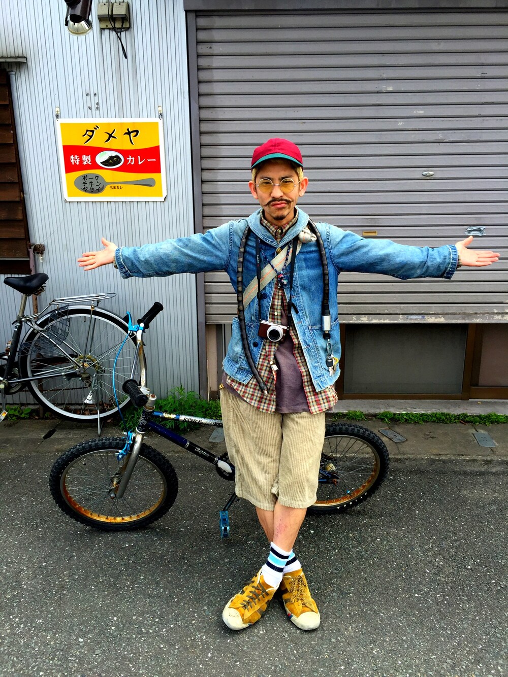 「美容師、春コーデ、デニム、ゆるコーデ、スポーツミックス、メガネ男子、ショートパンツ」｜「VINTAGEのアイテム（カバーオール、ブルー系）」を使った、kuroさん（メンズ・163cm）の春コーディネートの1枚目の写真