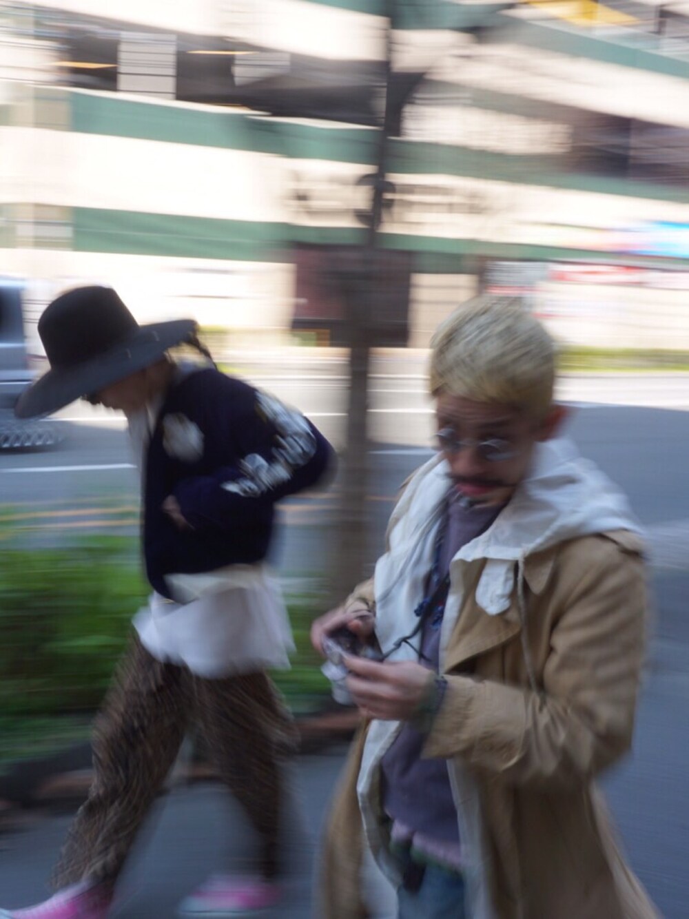 「春、シンプル、デニムパンツ、スニーカー、ストリート、カモフラ」｜「VINTAGEのアイテム（トレンチコート、ベージュ系）」を使った、kuroさん（メンズ・163cm）の春コーディネートの1枚目の写真