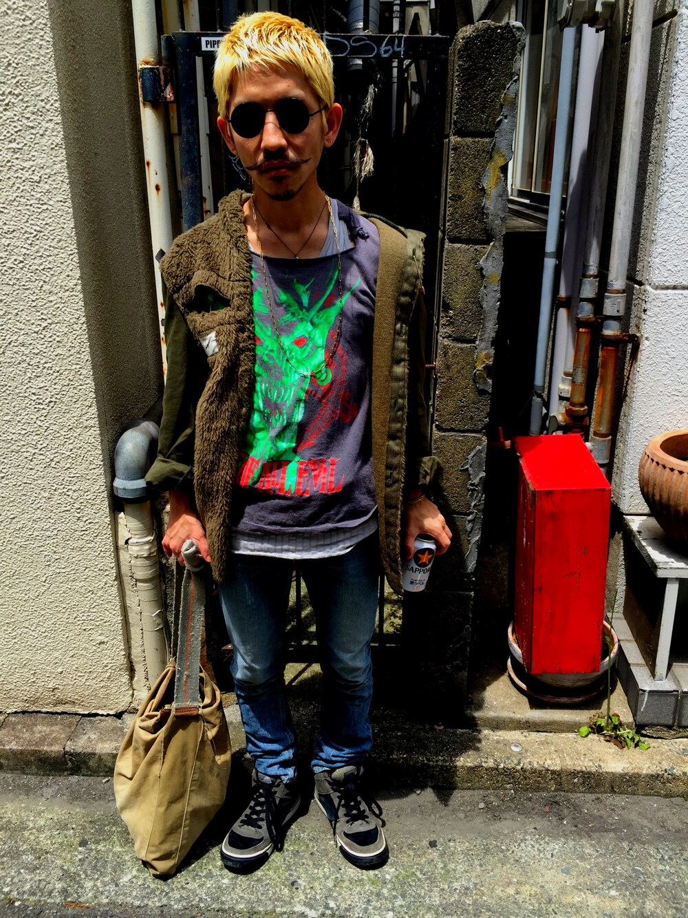 「シンプル、ＧＷ、はるコーデ、ブラック、めがね、カーキ」｜「VINTAGEのアイテム（Tシャツ/カットソー、ブラック系）」を使った、kuroさん（メンズ・163cm）の春コーディネートの1枚目の写真