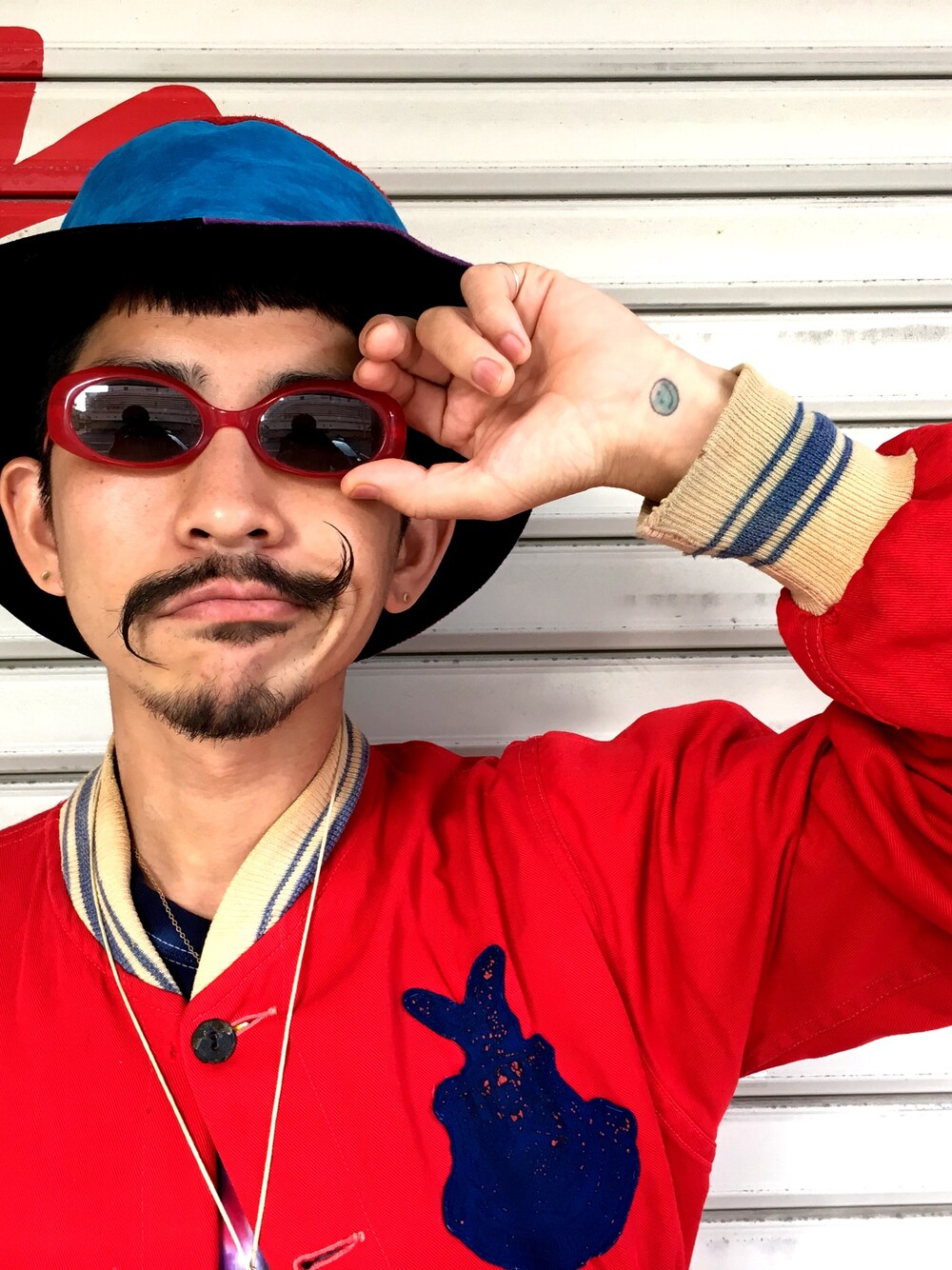 「秋コーデ、休日スタイル、レイヤードスタイル、めがね、サングラス、赤、ハット」｜「VINTAGEのアイテム（ブルゾン、レッド系）」を使った、kuroさん（メンズ・163cm）の秋コーディネートの1枚目の写真