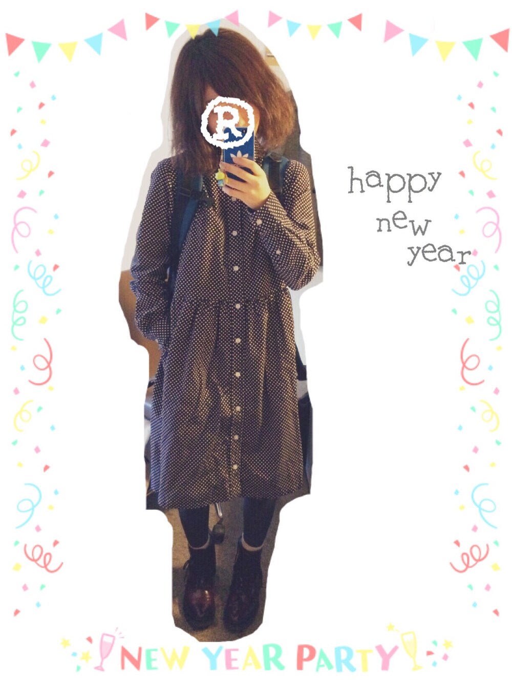 ブルー系のシャツワンピース、ブルー系のバックパック/リュック、レッド系のブーツを着用したレディースの冬コーディネートの1枚目の写真