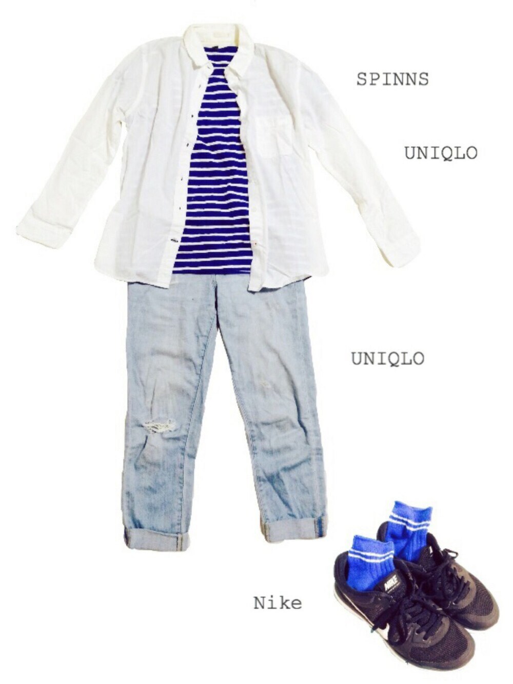 ホワイト系のシャツ/ブラウス、ブルー系のパンツ、ブラック系のスニーカーを着用したレディースの秋コーディネートの1枚目の写真