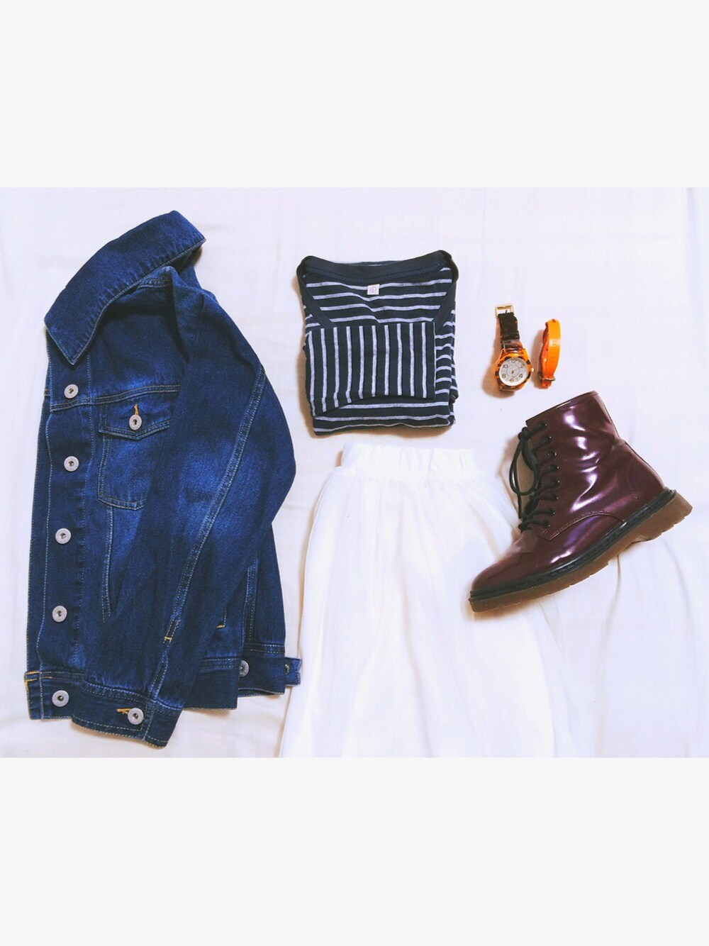 ブルー系のデニムジャケット、ブルー系のTシャツ/カットソー、ホワイト系のスカートを着用したレディースの冬コーディネートの1枚目の写真